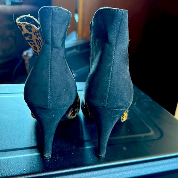 Size 9 leopard high heel ankle boots by Express - Picture 4 of 5